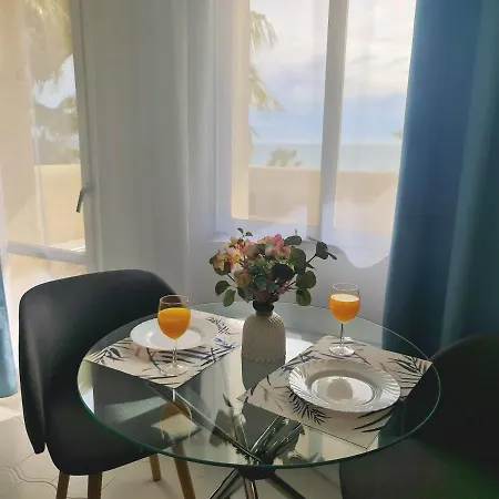Precioso Con Piscinas Y Vistas Al Mar.